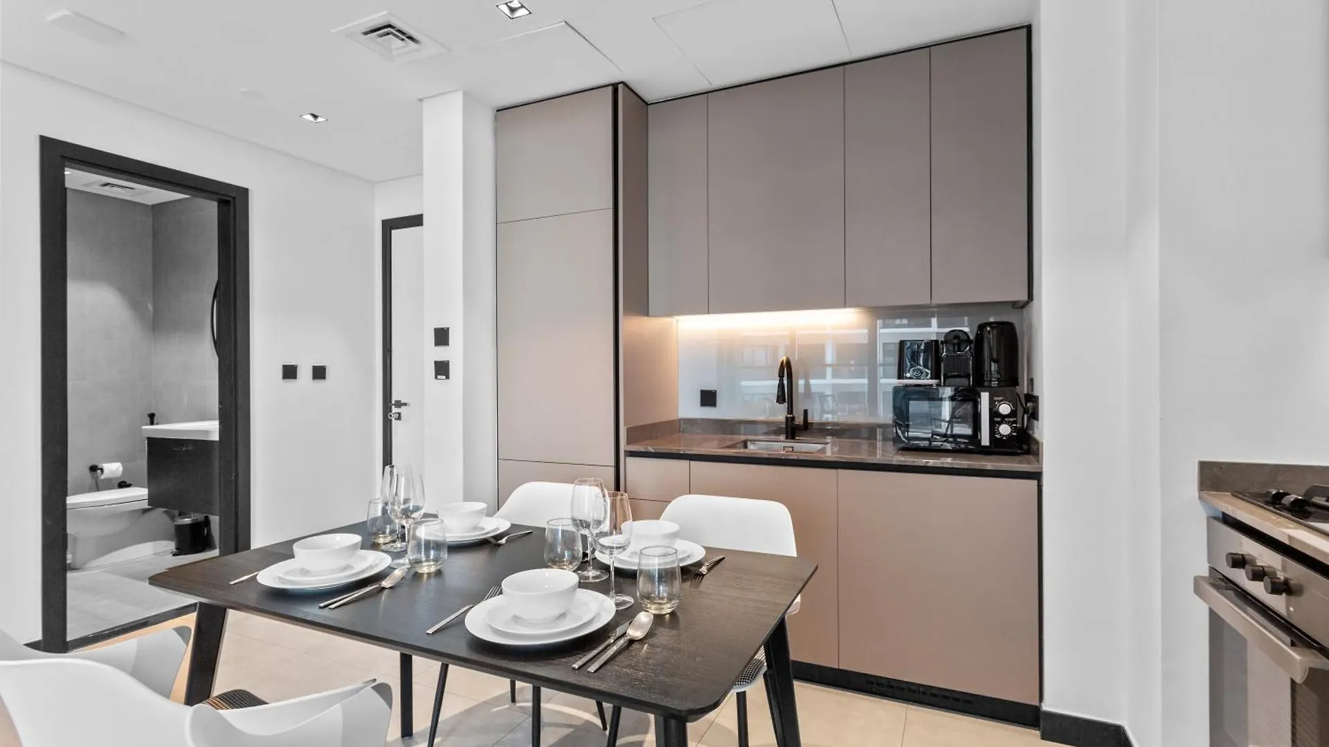 Luxe Living 1 Bedroom With Canal View Dubaj Apartament
