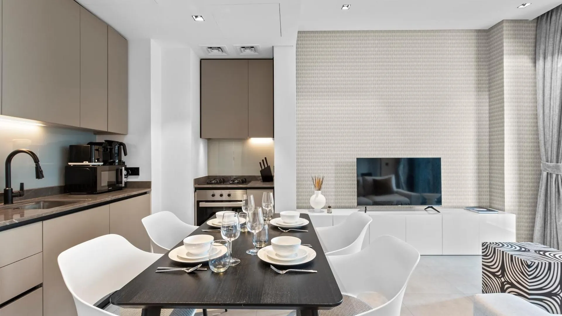 Luxe Living 1 Bedroom With Canal View Dubaj