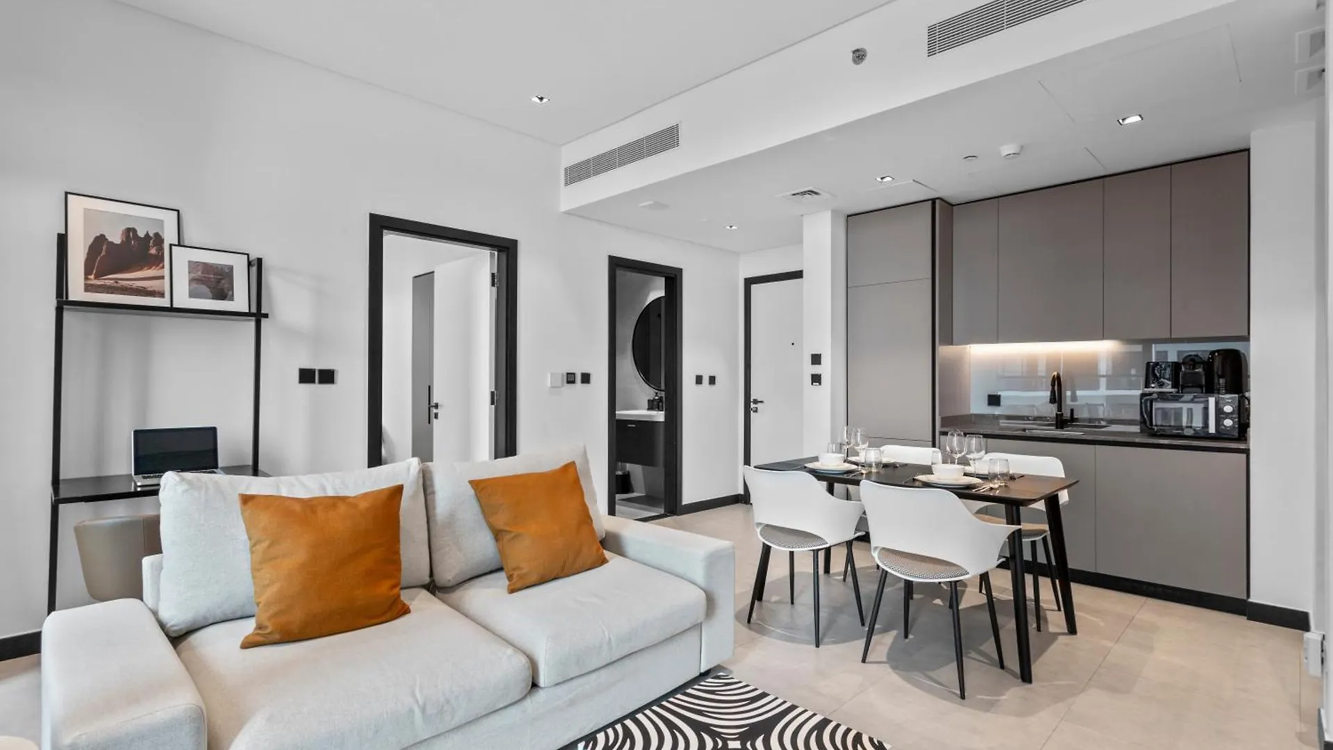Luxe Living 1 Bedroom With Canal View Dubai