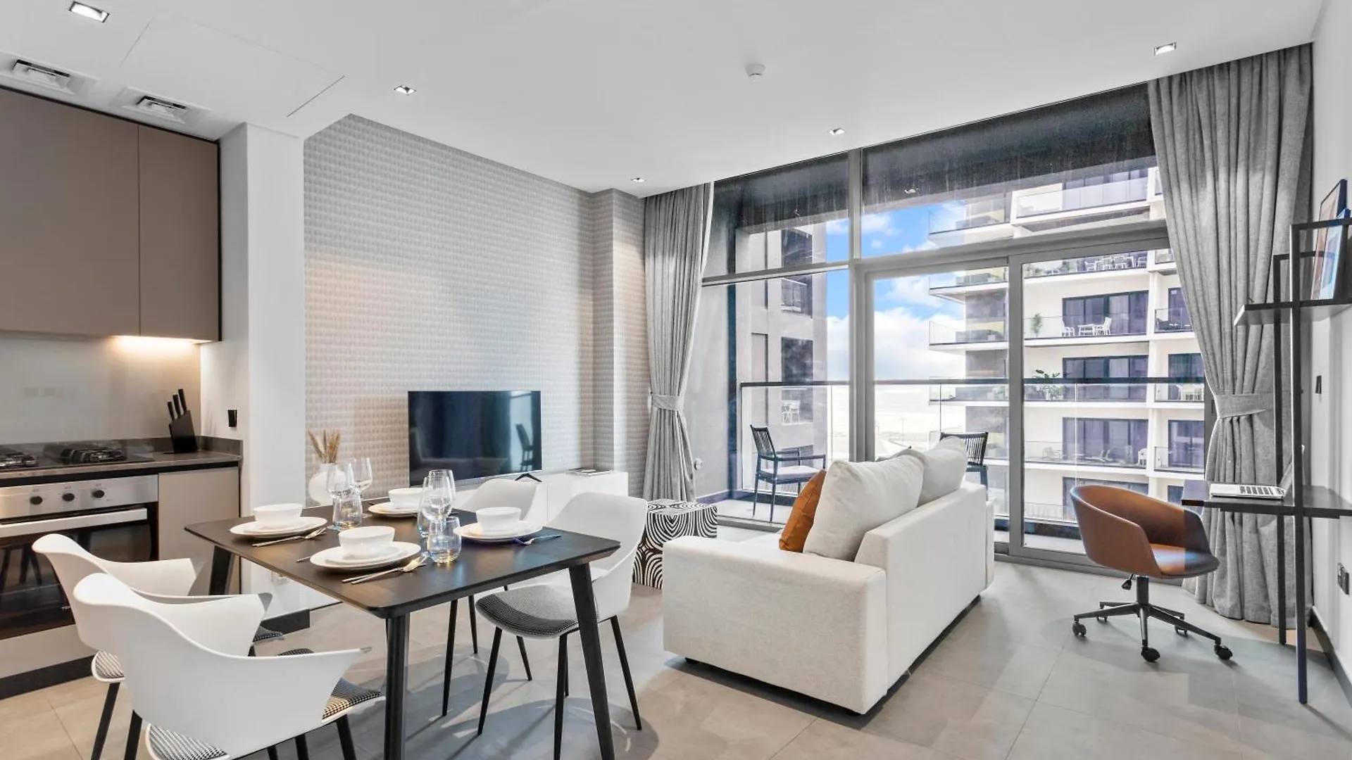 Luxe Living 1 Bedroom With Canal View Dubai Apartment