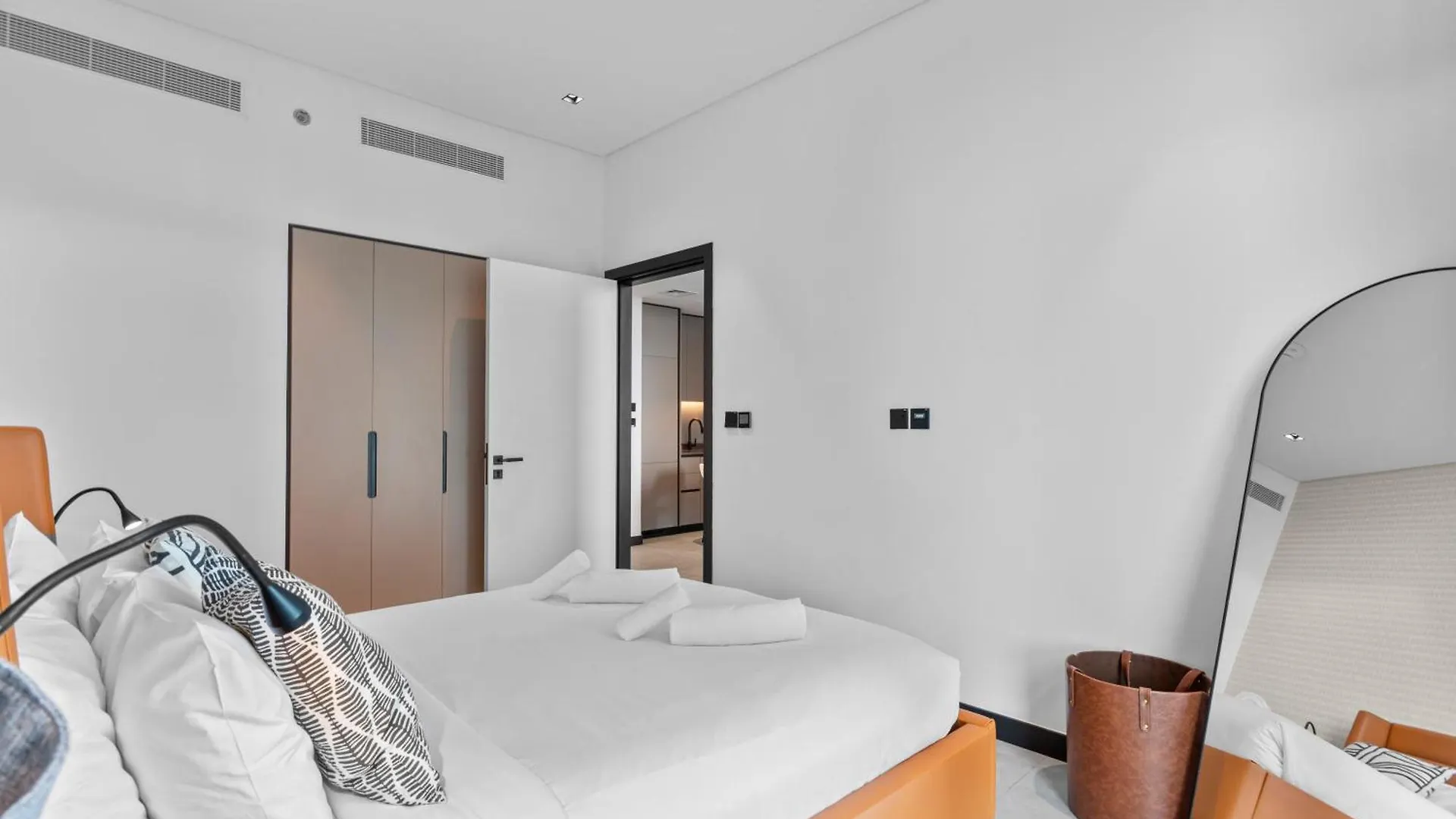 Luxe Living 1 Bedroom With Canal View Dubai