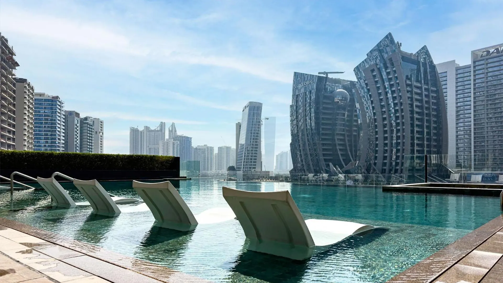 Luxe Living 1 Bedroom With Canal View Dubai Apartment